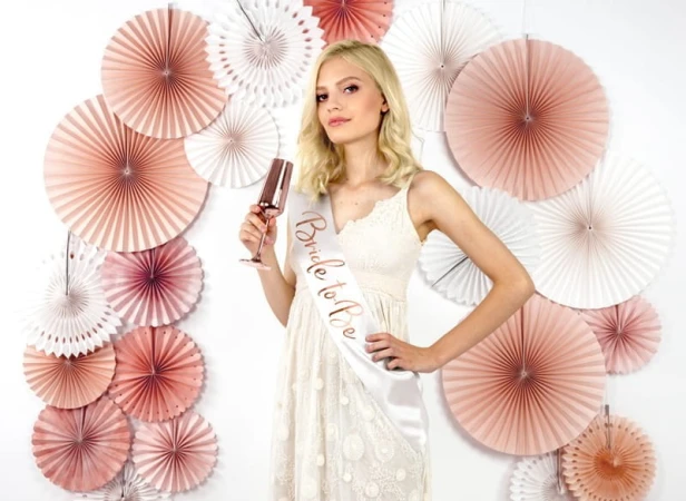 Biala szarfa Bride to Be - 75 cm - detal nadruku